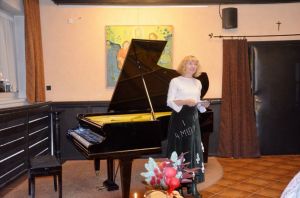 1273rd Liszt Evening - Parlour of Four Muses in Oborniki Slaskie, 8th Dec 2017.<br> The Manager of the “Parlour”, Jolanta Nitka, welcomes the listeners and performers of the concert. Photo by Waldemar Marzec.